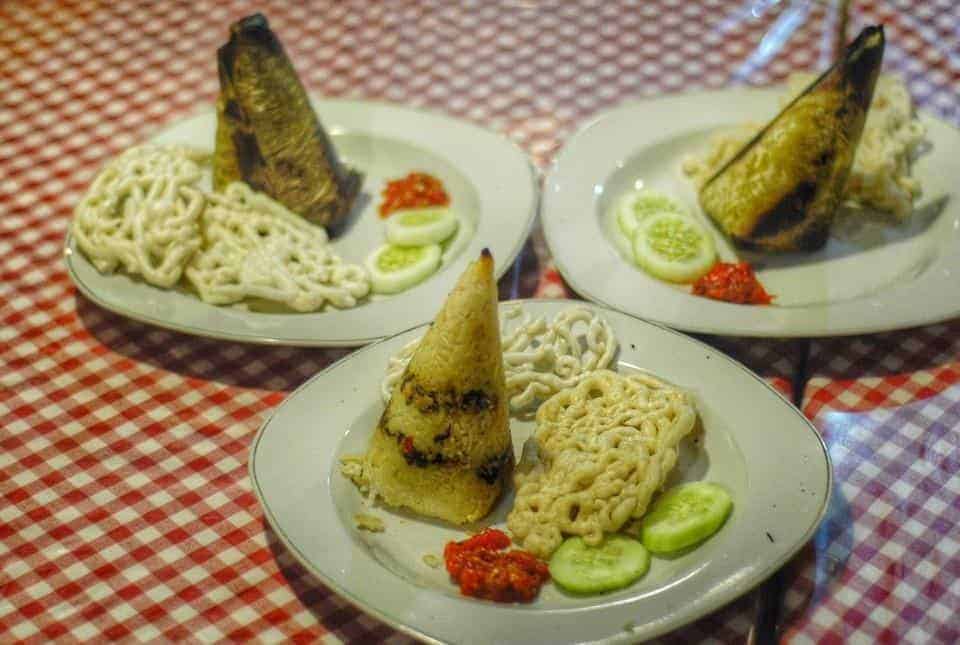 Nasi Mamong Bondowoso, 1. Nasi Mamong Bondowoso, 2. Rujak Gobet, 3. Bakso Gulung Bondowoso, 4. Surma, 5. Nasi Macan Bu Banjir, 6. Tape Manis, 7. Pia Tape, 8. Sate Blitar, 9. Suwar-Suwir, 10. Tape Bakar