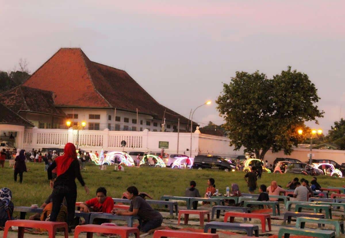 Alun-Alun Kidul, 1. Jalan Malioboro, 2. Tamansari, 3. Taman Pintar, 4. Pasar Beringharjo, 5. Kraton Yogyakarta, 6. Tugu Jogja, 7. Museum Benteng Vredeburg, 8. Alun-Alun Kidul, 9. Taman Budaya Yogyakarta, 10. Museum Sonobudoyo