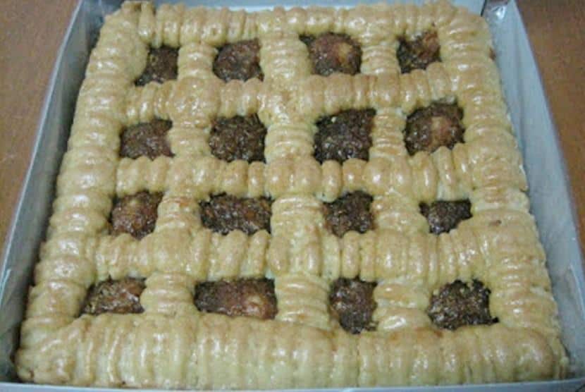 Bay Tat, 1. Bolu Koja, 2. Bay Tat, 3. Perut Punai, 4. Lepek Binti, 5. Kembang Goyang, 6. Kue Tat, 7. Bungkul, 8. Kue Cucur, 9. Kue Satu, 10. Kue Siput