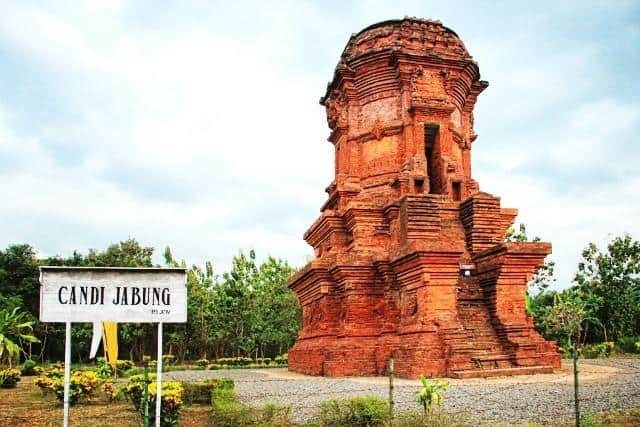 Candi Jabung, 1. Bukit Kembang Puncak Sari, 2. Air Terjun Purba Tirai Bidadari, 3. Pantai Bentar, 4. Mahoni Grand Park, 5. Air Terjun Madakaripura, 6. Candi Jabung, 7. Ranu Agung, 8. Gunung Argopuro, 9. Gunung Bromo, 10. Gili Ketapang