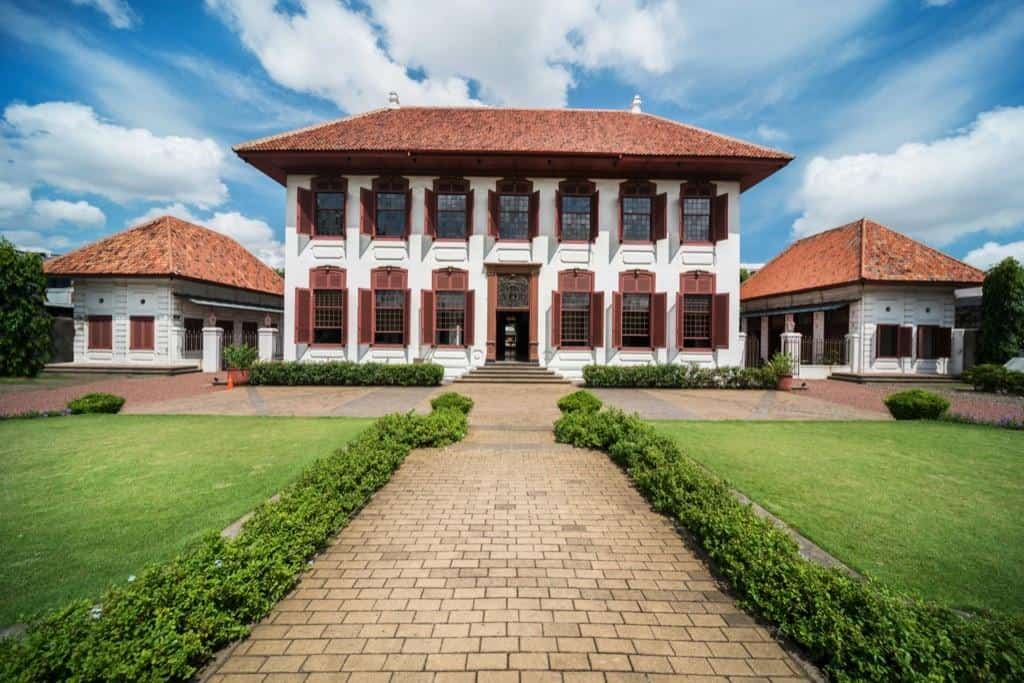 Gedung Arsip Nasional, 1. Kota Tua Jakarta, 2. Museum Bank Indonesia, 3. Museum Wayang, 4. Museum MACAN, 5. Chinatown, 6. Jakarta Aquarium, 7. Magic Art 3D Museum Jakarta, 8. Gedung Arsip Nasional, 9. Taman Cattleya, 10. Museum Sejarah Jakarta