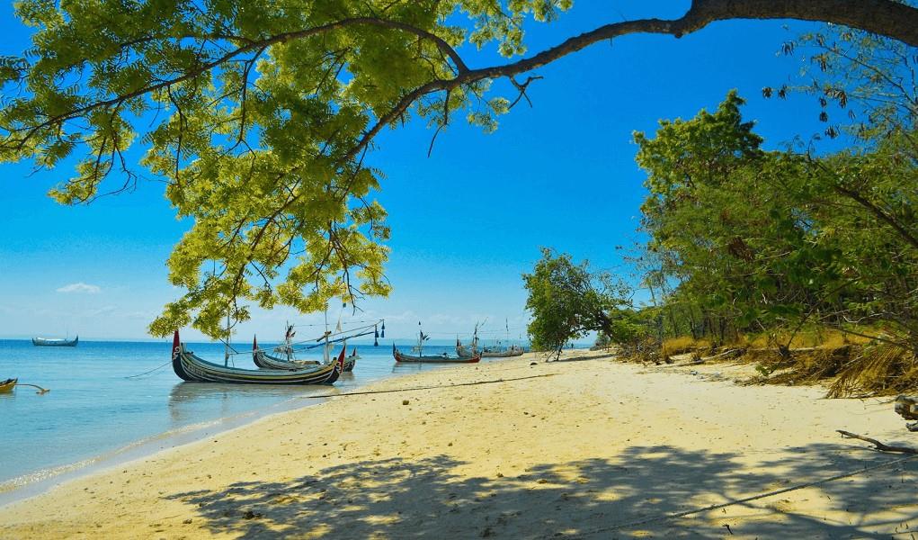 Gili Iyang, 1. Pantai Lombang, 2. Boekit Tinggi Daramista, 3. Pantai Sembilan, 4. Goa Soekarno, 5. Labeng Mesem Sumenep, 6. Gili Labak, 7. Gili Iyang, 8. Pulau Kangean, 9. Pulau Masalembu, 10. Pulau Sakala