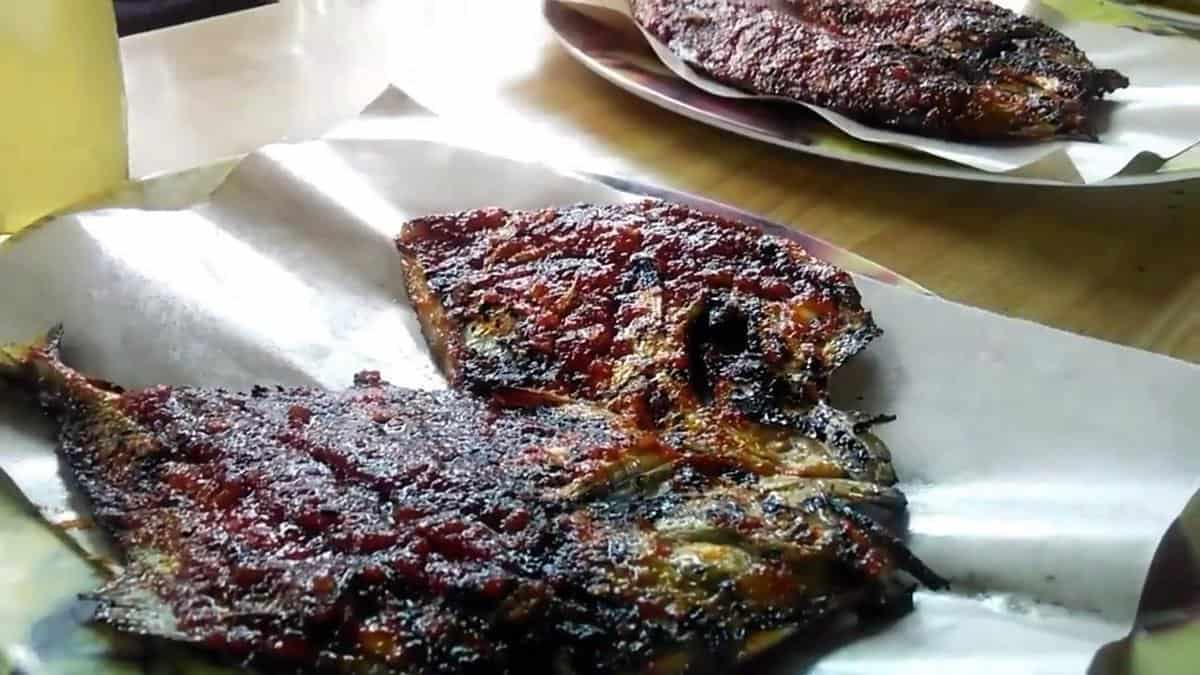 Ikan Bakar Situbondo, 1. Nasi Sodu, 2. Nasi Karak, 3. Tajin Palappa, 4. Sate Lalak, 5. Rujak Petis, 6. Sate Olean, 7. Bakso Tekwoleh, 8. Soto Situbondo, 9. Istana Lele, 10. Ikan Bakar Situbondo