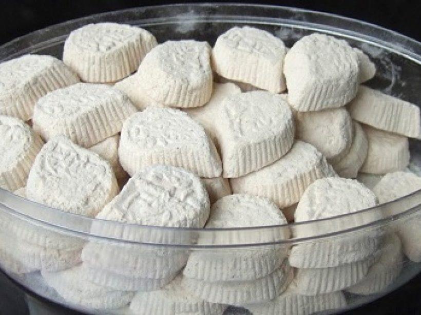 Kue Satu, 1. Bolu Koja, 2. Bay Tat, 3. Perut Punai, 4. Lepek Binti, 5. Kembang Goyang, 6. Kue Tat, 7. Bungkul, 8. Kue Cucur, 9. Kue Satu, 10. Kue Siput