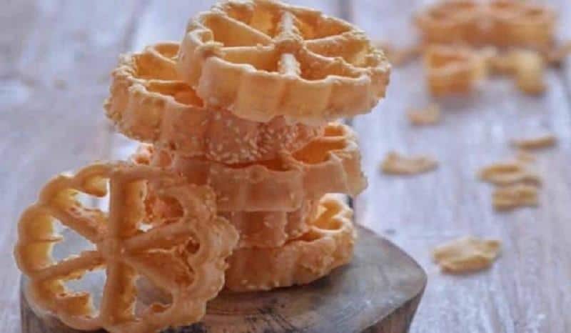 Kembang Goyang, 1. Bolu Koja, 2. Bay Tat, 3. Perut Punai, 4. Lepek Binti, 5. Kembang Goyang, 6. Kue Tat, 7. Bungkul, 8. Kue Cucur, 9. Kue Satu, 10. Kue Siput
