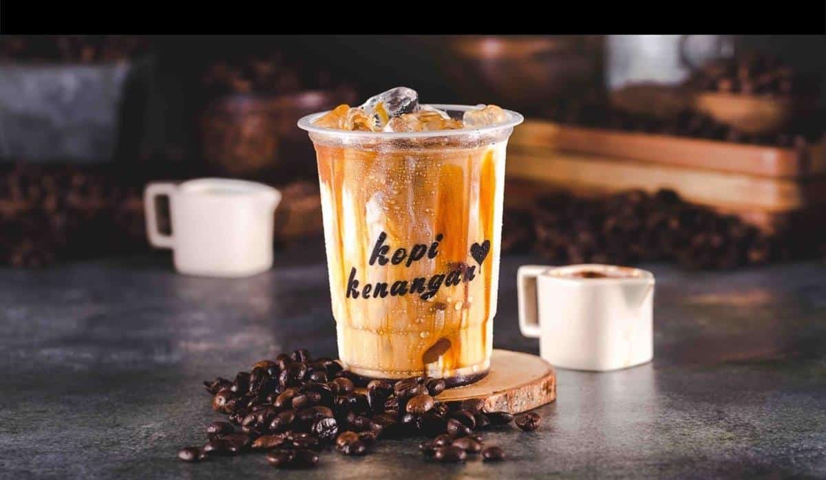 Kopi Kenangan Mantan, 1. Avocado Salted Caramel, 2. Light Caramel Latte, 3. Susu Sultan Boba Gula Aren, 4. Mocha Latte, 5. Marie Regal Latte, 6. Raspberry Hibiscus Lemon Tea, 7. Kopi Kenangan Mantan, 8. Dua Shot Iced Shaken, 9. Pandan Latte, 10. Salted Caramel Macchiato, 11. Vanilla Latte, 12. Kopi Kelapa, 1.  Roti Susu Manis, 2. Roti Daging Asap Keju, 3. Roti Coklat Klasik