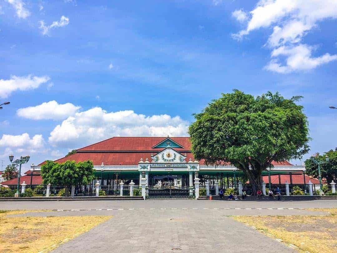 Kraton Yogyakarta, 1. Jalan Malioboro, 2. Tamansari, 3. Taman Pintar, 4. Pasar Beringharjo, 5. Kraton Yogyakarta, 6. Tugu Jogja, 7. Museum Benteng Vredeburg, 8. Alun-Alun Kidul, 9. Taman Budaya Yogyakarta, 10. Museum Sonobudoyo