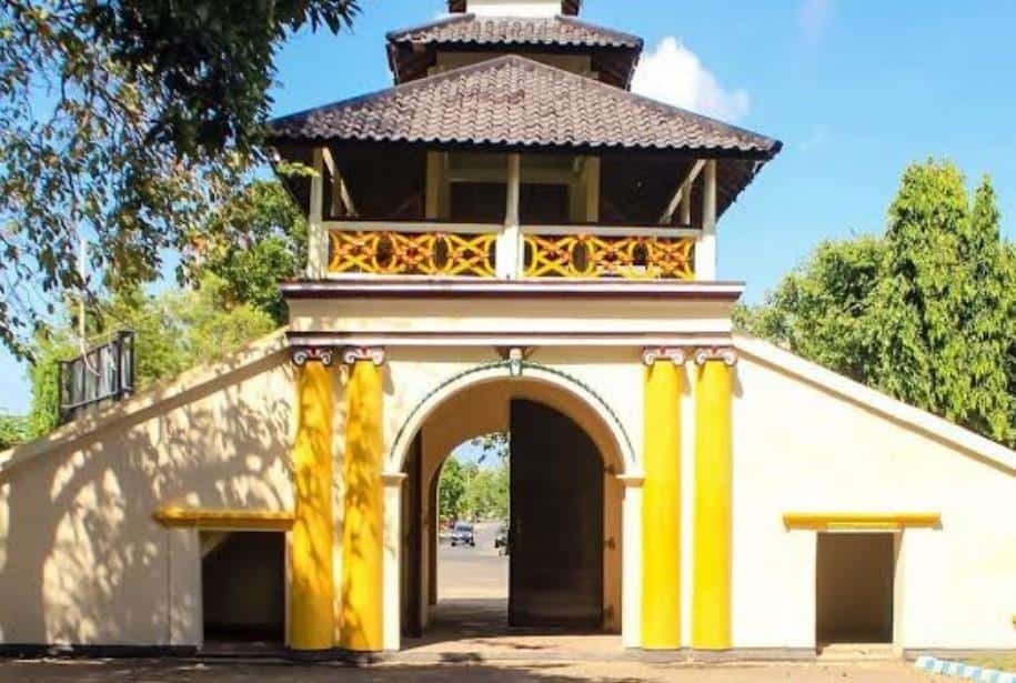 Labeng Mesem Sumenep, 1. Pantai Lombang, 2. Boekit Tinggi Daramista, 3. Pantai Sembilan, 4. Goa Soekarno, 5. Labeng Mesem Sumenep, 6. Gili Labak, 7. Gili Iyang, 8. Pulau Kangean, 9. Pulau Masalembu, 10. Pulau Sakala