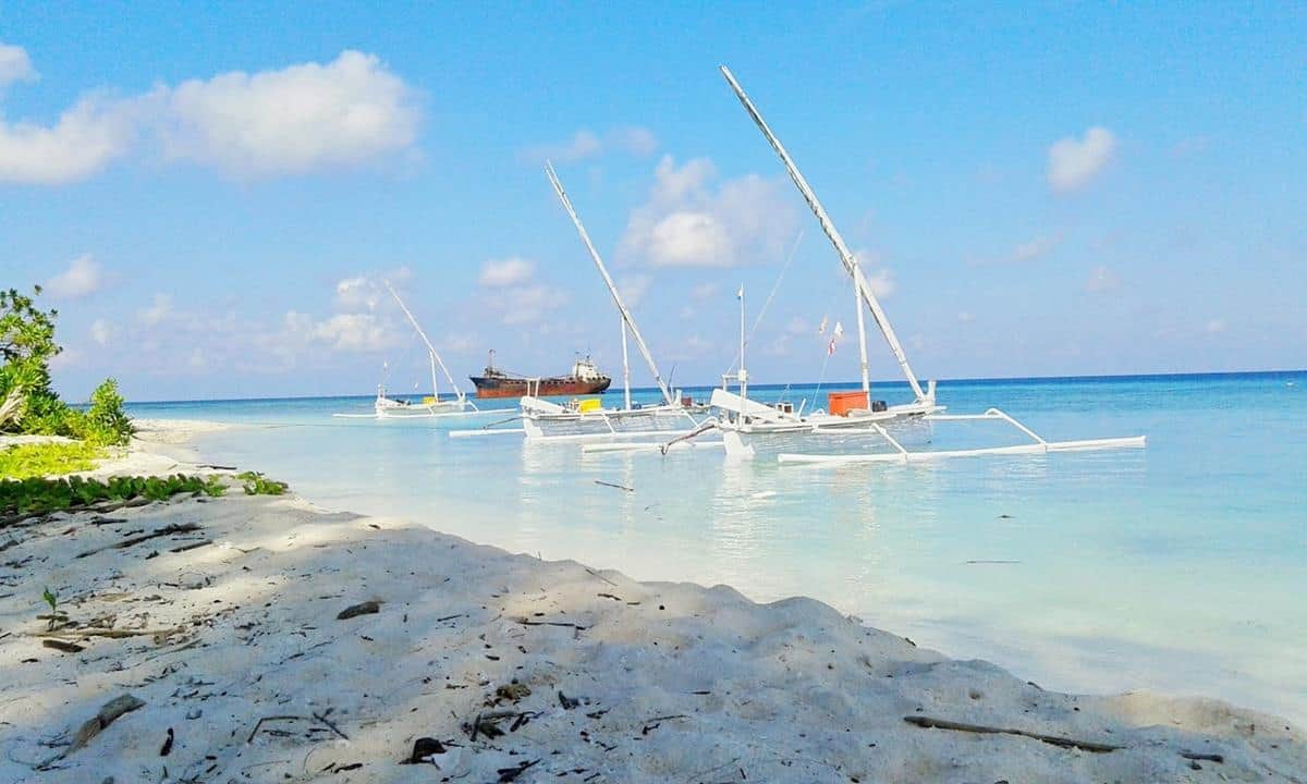Pulau Sakala, 1. Pantai Lombang, 2. Boekit Tinggi Daramista, 3. Pantai Sembilan, 4. Goa Soekarno, 5. Labeng Mesem Sumenep, 6. Gili Labak, 7. Gili Iyang, 8. Pulau Kangean, 9. Pulau Masalembu, 10. Pulau Sakala