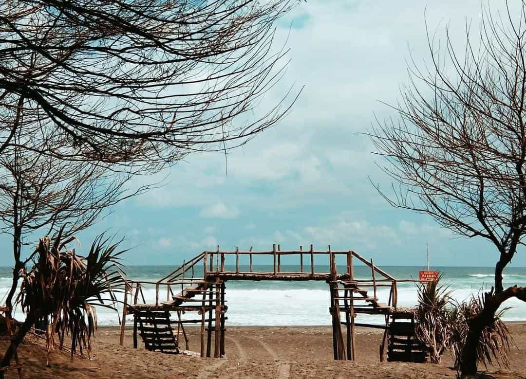 Pantai Cemara Sewu, 1. Kebun Buah Mangunan, 2. Air Terjun Lepo Dlingo, 3. Makam Raja Imogiri, 4. Puncak Becici, 5. Pantai Cemara Sewu, 6. Bukit Panguk Kediwung, 7. Goa Cerme, 8. Bukit Mojo Gumelem, 9. Hutan Pinus, 10. Tebing Watu Mabur