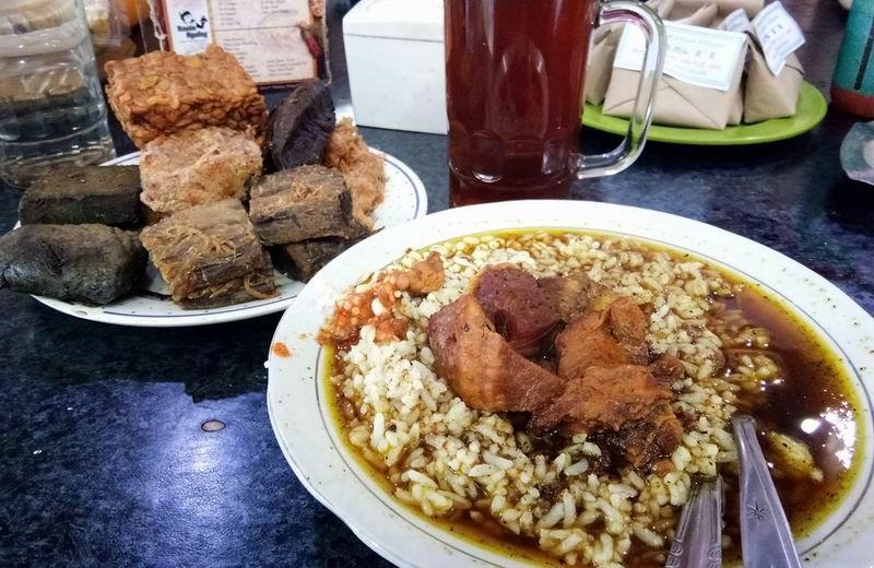 Rawon Nguling, 1. Soto Kraksaan, 2. Kepiting Olok, 3. Nasi Campur Nyak Nyong, 4. Ketan Kratok, 5. Nasi Glepungan, 6. Anggur Prabu Bestari, 7. Nasi Jagung Merpati, 8. Proll Tape, 9. Rawon Nguling, 10. Bakso Pak Eddy