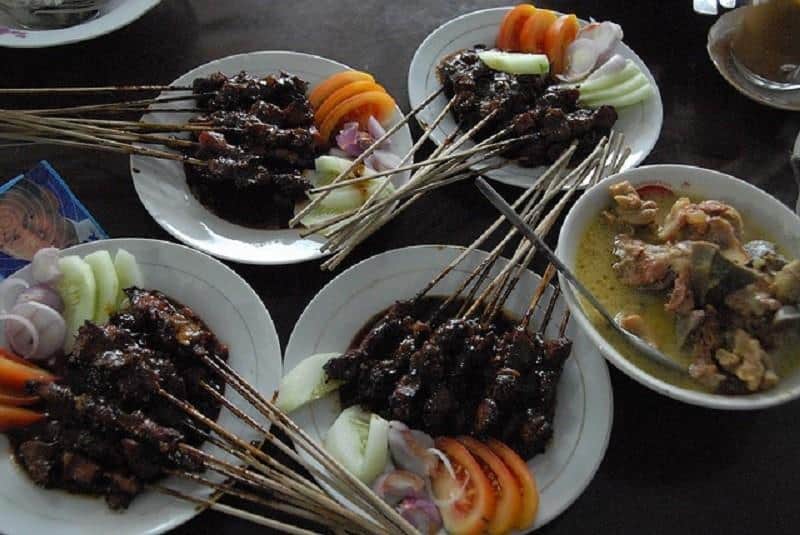 Sate Blitar, 1. Nasi Mamong Bondowoso, 2. Rujak Gobet, 3. Bakso Gulung Bondowoso, 4. Surma, 5. Nasi Macan Bu Banjir, 6. Tape Manis, 7. Pia Tape, 8. Sate Blitar, 9. Suwar-Suwir, 10. Tape Bakar