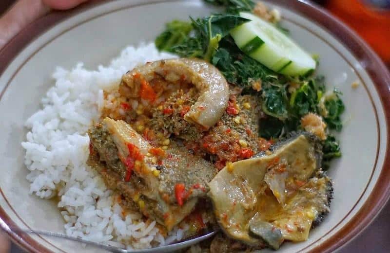 Sego Gobyos, 1. Soto Pacitan, 2. Tahu Tuna, 3. Sego Godhong Jati, 4. Kupat Tahu, 5. Tiwul, 6. Sego Gobyos, 7. Sayur Kalakan, 8. Punten, 9. Sale Anggur, 10. Jadah Bakar