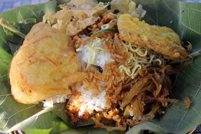 Sego Godhong Jati, 1. Soto Pacitan, 2. Tahu Tuna, 3. Sego Godhong Jati, 4. Kupat Tahu, 5. Tiwul, 6. Sego Gobyos, 7. Sayur Kalakan, 8. Punten, 9. Sale Anggur, 10. Jadah Bakar
