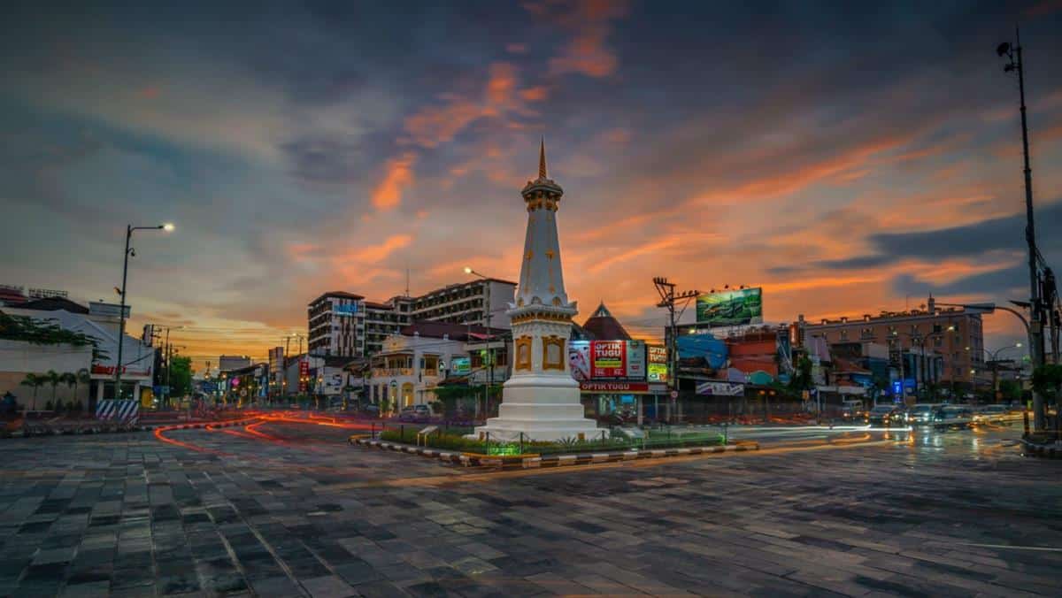 Tugu Jogja, 1. Jalan Malioboro, 2. Tamansari, 3. Taman Pintar, 4. Pasar Beringharjo, 5. Kraton Yogyakarta, 6. Tugu Jogja, 7. Museum Benteng Vredeburg, 8. Alun-Alun Kidul, 9. Taman Budaya Yogyakarta, 10. Museum Sonobudoyo