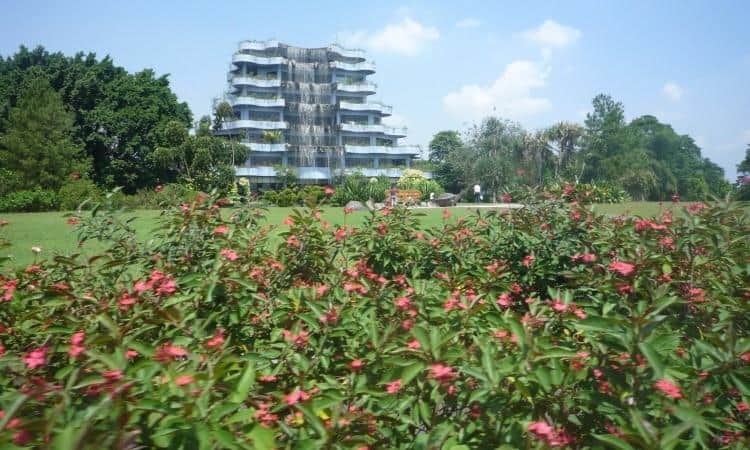 Taman Buah Mekarsari, 1. Kebun Raya Bogor, 2. Taman Safari Bogor, 3. De Ranch Bogor, 4. Tirta Sanita Hot Spring, 5. Taman Buah Mekarsari, 6. Taman Wisata Matahari, 7. Museum Zoologi Bogor, 8. The Jungle Waterpark Bogor, 9. The Highland Park Resort, 10. Penangkaran Rusa Cariu