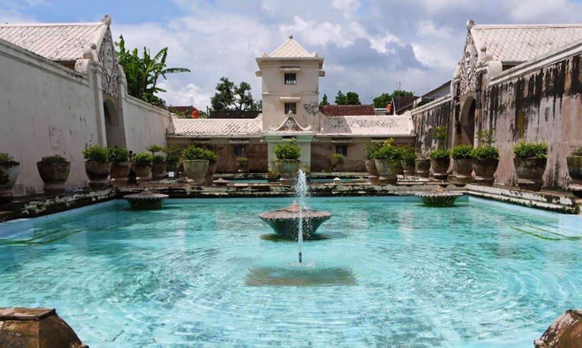 Tamansari, 1. Jalan Malioboro, 2. Tamansari, 3. Taman Pintar, 4. Pasar Beringharjo, 5. Kraton Yogyakarta, 6. Tugu Jogja, 7. Museum Benteng Vredeburg, 8. Alun-Alun Kidul, 9. Taman Budaya Yogyakarta, 10. Museum Sonobudoyo