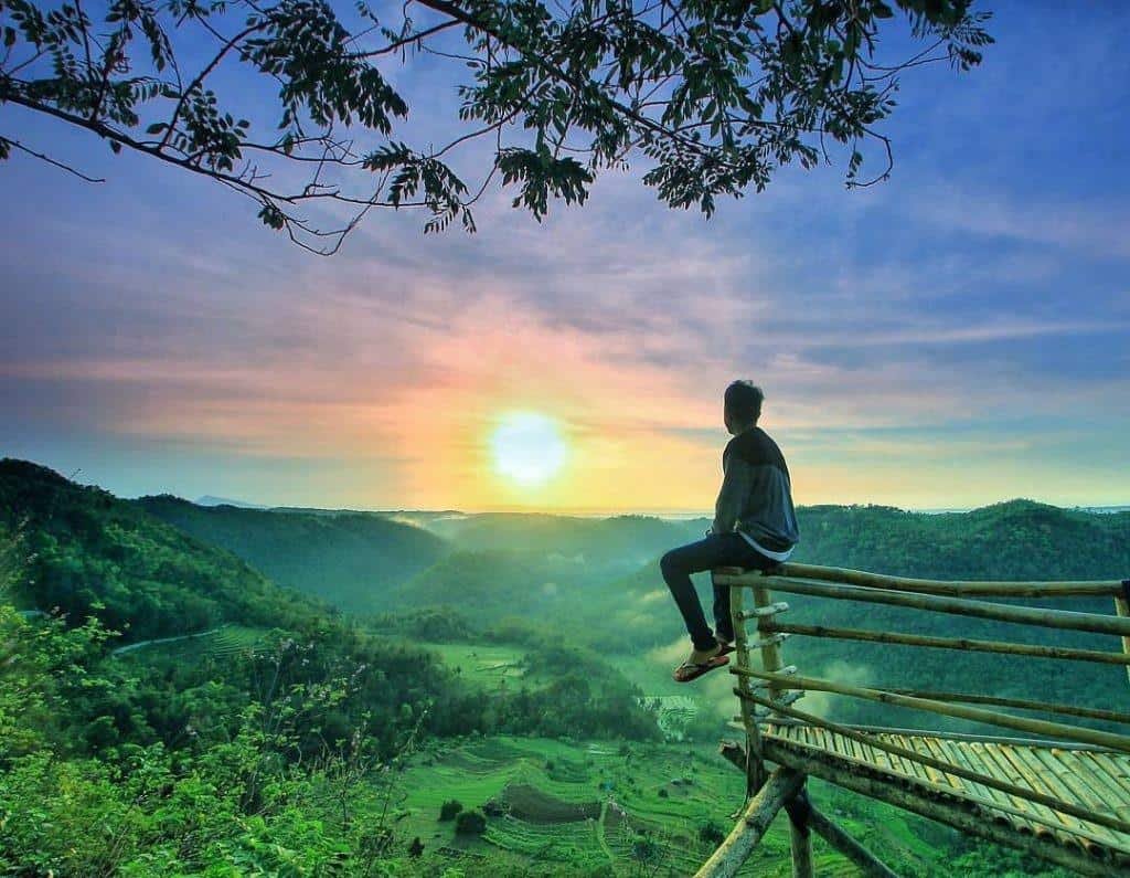 Tebing Watu Mabur, 1. Kebun Buah Mangunan, 2. Air Terjun Lepo Dlingo, 3. Makam Raja Imogiri, 4. Puncak Becici, 5. Pantai Cemara Sewu, 6. Bukit Panguk Kediwung, 7. Goa Cerme, 8. Bukit Mojo Gumelem, 9. Hutan Pinus, 10. Tebing Watu Mabur