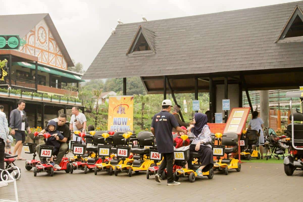 fasilitas escooter, Wahana dan Spot Populer, Harga Tiket Masuk & Jam Operasional Lembang Park & Zoo, Fasilitas, Alamat dan Akses Transportasi, Hotel di Sekitar Lembang Park and Zoo