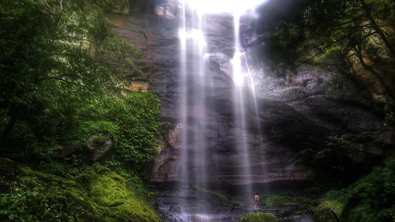Air Terjun Lamasua, 1. Air Terjun Ladenring, 2. Air Terjun Lamasua, 3. Air Terjun Baruga, 4. Tanjung Palette, 5. Pantai Tete, 6. Goa Mampu, 7. Bola Soba, 8. Museum Lapawawoi, 9. Taman Arung Palakka, 10. Puncak Battoa
