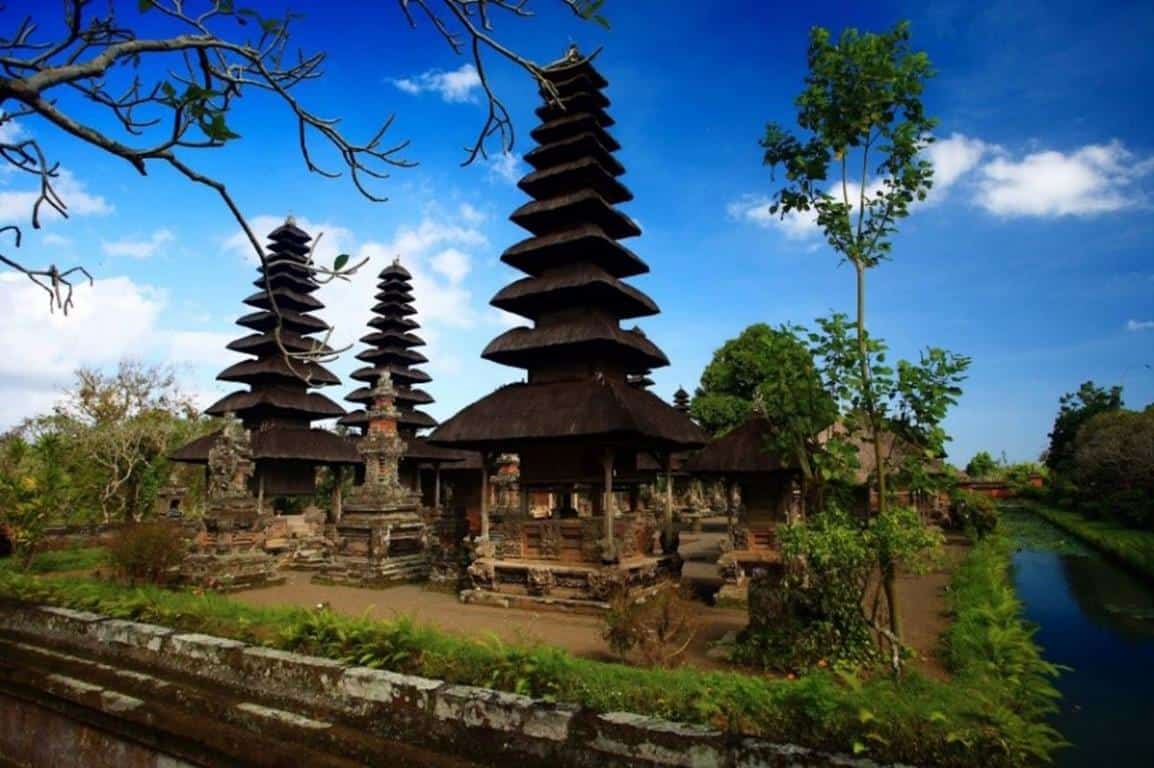 Pura Taman Ayun, 1. Garuda Wisnu Kencana Cultural Park, 2. Sangeh Monkey Forest, 3. Pura Taman Ayun, 4. Waterbomb Bali, 5. Splash Waterpark Bali, 6. Pantai Batu Bolong, 7. Pantai Pandawa, 8. Pantai Blue Point, 9. Air Terjun Nungnung, 10. Devdan Show
