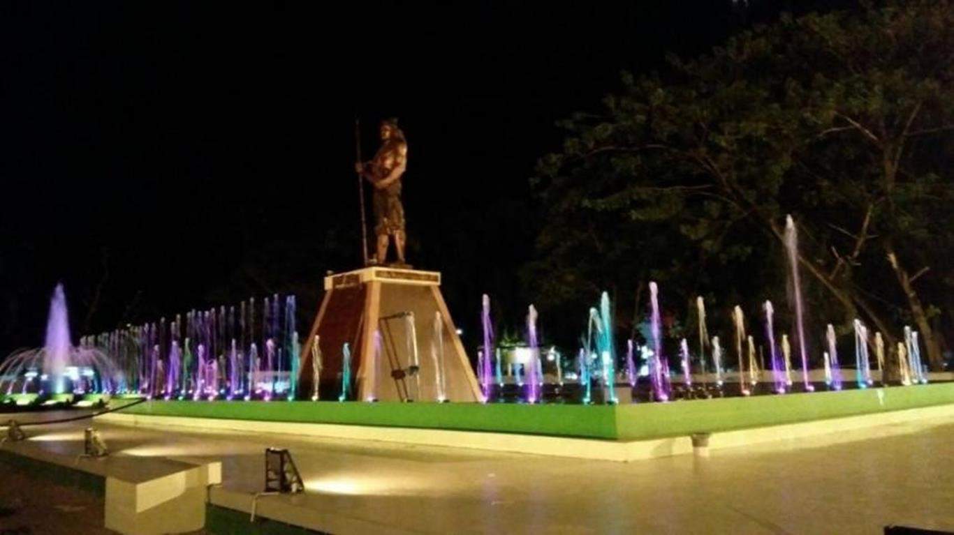 Taman Arung Palakka, 1. Air Terjun Ladenring, 2. Air Terjun Lamasua, 3. Air Terjun Baruga, 4. Tanjung Palette, 5. Pantai Tete, 6. Goa Mampu, 7. Bola Soba, 8. Museum Lapawawoi, 9. Taman Arung Palakka, 10. Puncak Battoa
