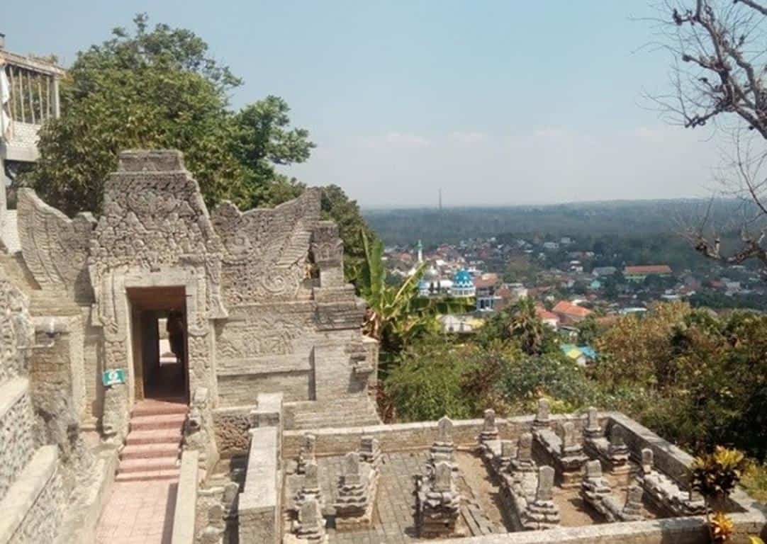 Makam Sunan Sendang Duwur, Lamongan, 1. Klenteng Kwan Sing Bio, Tuban, 2. Makam Gus Dur, Jombang, 3. Makam Sunan Bonang, Tuban, 4. Makam Sunan Ampel, Surabaya, 6. Masjid Agung Tuban, 7. Makam Sunan Sendang Duwur, Lamongan, 8. Masjid Aschabul Kahfi Al-Maghribi, 9. Makam Bung Karno, Blitar