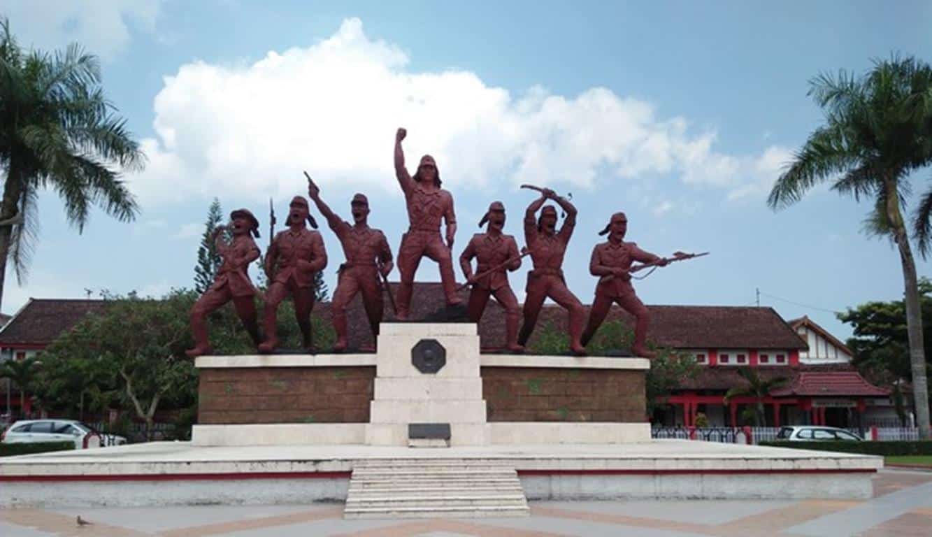 Monumen Peta, 1. Makam Bung Karno, 2. Alun-Alun Kota Blitar, 3. Sumber Udel Waterpark, 4. Istana Gebang Blitar, 5. Agrowisata Belimbing Karangsari, 6. Taman Kebon Rojo, 7. Kampung Afrika, 8. Museum Ir. Soekarno, 9. Monumen Peta, 10. Masjid Agung Kota Blitar
