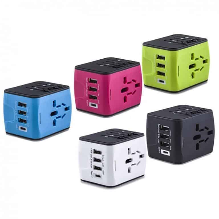 Adaptor Universal, 1. Make Up Palette, 2. Botol Perjalanan Anti Bocor (Ukuran travel size), 3. Adaptor Universal, 4. Bantal Perjalanan yang Bisa Ditiup, 5. Tas Perlengkapan Mandi yang Digantung, 6. Ransel Fungsional, 7. Dompet Pelindung Paspor, 8. Powerbank, 9. Packing Cube, 10. Syal dan Selimut, 11. Obat-obatan, 12. Pembalut