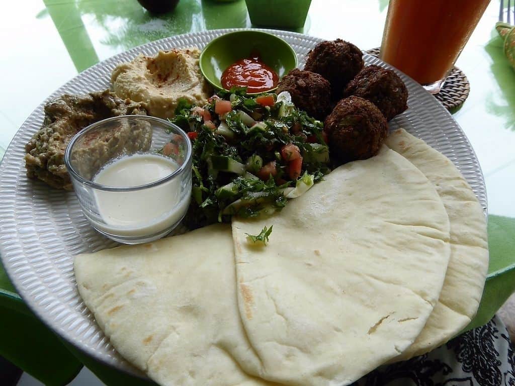 Akar, 1. Ai Manas, 2. Pastel de nata, 3. Tapai, 4. Feijoada, 5. Ikan Saboko, 6. Batar Daan, 7. Bibinka, 9. Roti Pa’un, 10. Koto, 11. Carna Assada