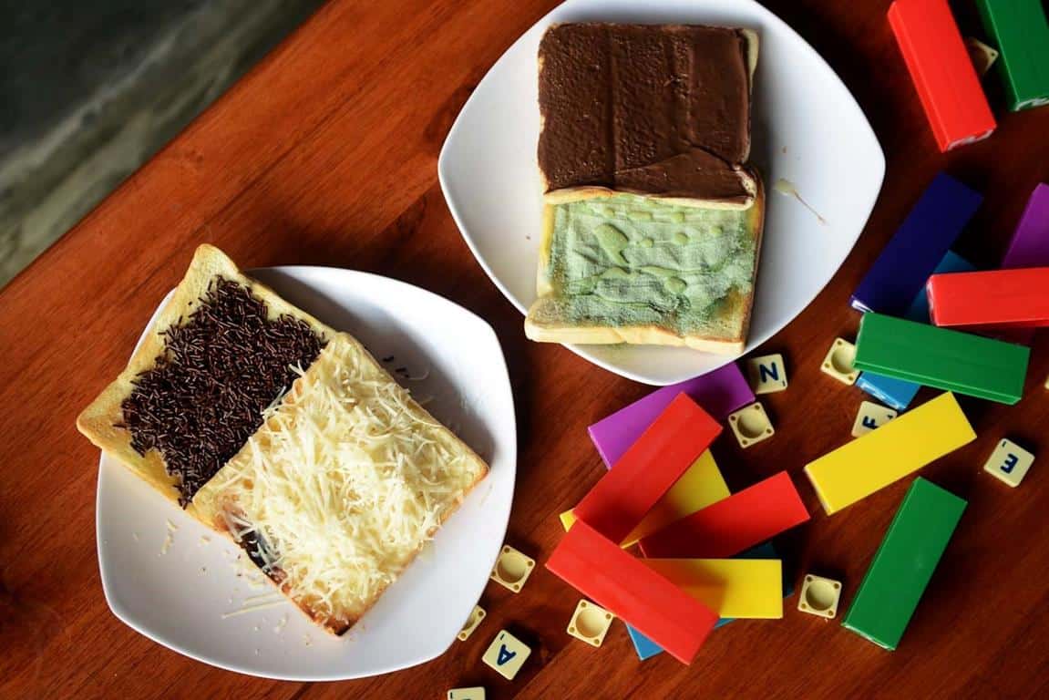 Aneka Roti Bakar, 1. Indomie Upnormal, 2. Nasi Beef Sambal Domba Membara, 3. Nasi Cibi, 4. Aneka Roti Bakar, 5. Nasi Chili Chicken, 6. Pisang Bakar, 7. Nasi Goreng Rempah Triad, 8. Aneka Minuman Latte, 9. Si Eko, 10. Pandan Series, 11. Cireng Saus Spesial Upnormal, 1. Nasi Sapi Rica, 2. Indomie Carbonara with Chicken Skin, 3. Paket Indomie Bakso Besar, 4. Es Kopi Senang Hati