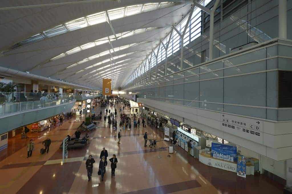 Bandara Haneda Tokyo, 1. Bandara Internasional Hong Kong, 2. Bandara Internasional King Fahd (DMM), 3. Bandara Internasional Pudong Shanghai (PVG), 4. Bandara Heathrow, 5. Bandara Amsterdam Schiphol, 6. Bandara Internasional Dubai, 7. Bandara Paris Charles de Gaulle, 8. Bandara Adolfo Suarez Madrid-Barajas, 9. Bandara Suvarnabhumi, 10. Bandara Internasional Daxing Beijing, 11. Bandara Haneda Tokyo