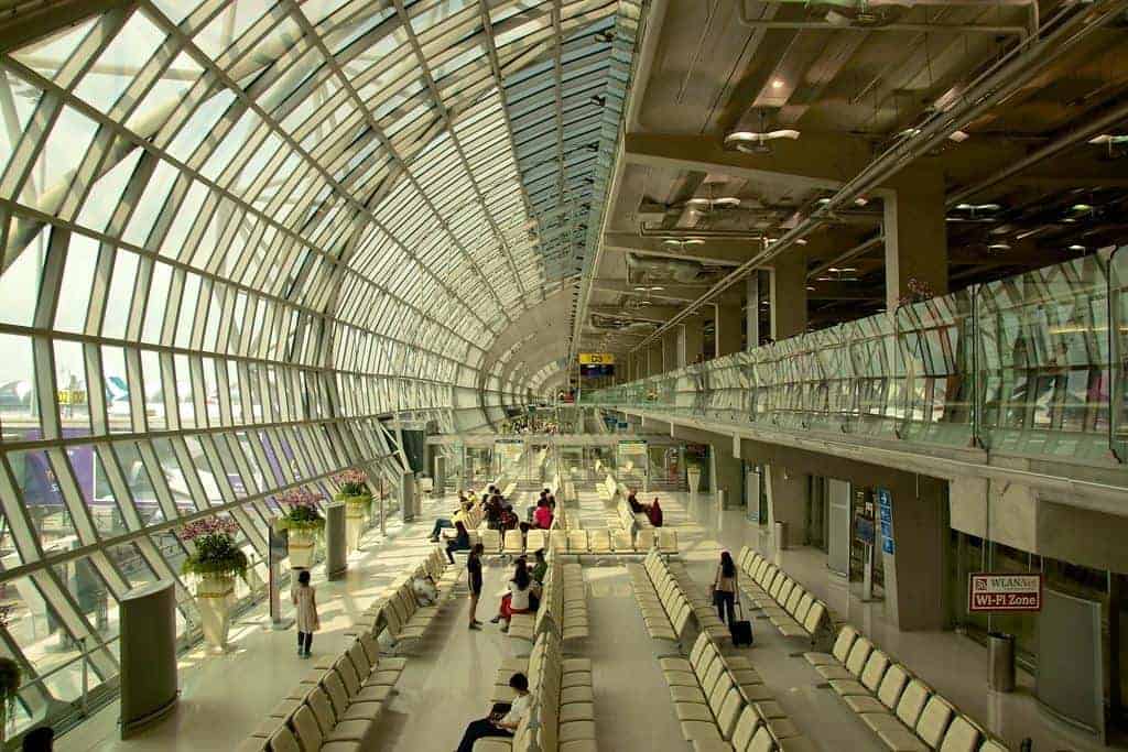 Bandara Suvarnabhumi, 1. Bandara Internasional Hong Kong, 2. Bandara Internasional King Fahd (DMM), 3. Bandara Internasional Pudong Shanghai (PVG), 4. Bandara Heathrow, 5. Bandara Amsterdam Schiphol, 6. Bandara Internasional Dubai, 7. Bandara Paris Charles de Gaulle, 8. Bandara Adolfo Suarez Madrid-Barajas, 9. Bandara Suvarnabhumi, 10. Bandara Internasional Daxing Beijing, 11. Bandara Haneda Tokyo