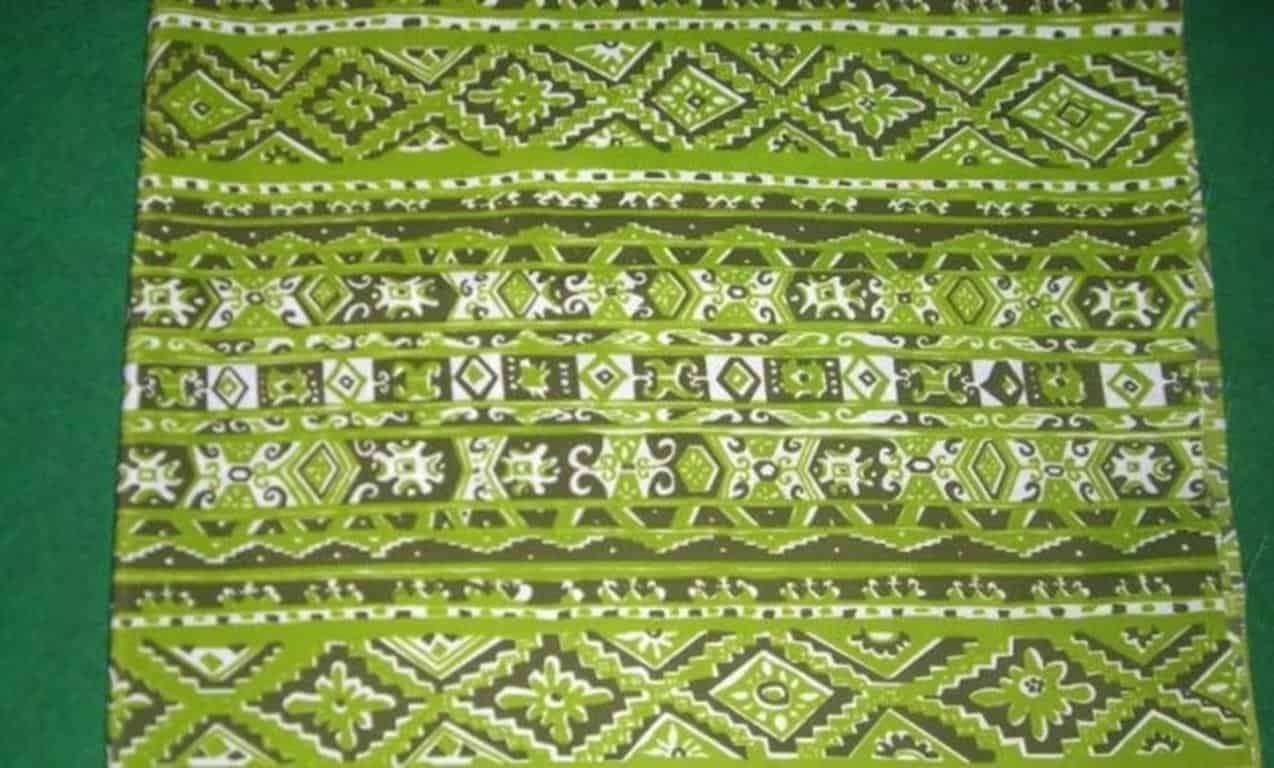 Batik, 1. Sambal Roa, 2. Cakalang Fufu, 3. Dodol Amurang, 4. Halua Kenari, 5. Panada, 6. Kacang Goyang, 7. Klapertaart, 8. Pala Manis, 9. Bentenan, 10. Batik, 11. Kaos, 13. Miniatur Rumah Adat, 14. Anyaman Bambu, 15. Kerajinan Tanah Liat