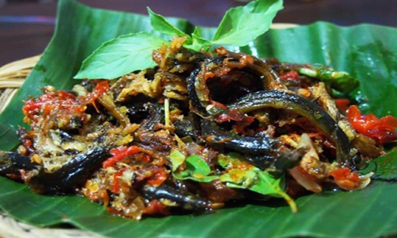 Belut Pedas, 1. Becek Menthok, 3. Garang Asem, 4. Kare Rajungan, 5. Dumbek, 6. Cumi-Cumi Hitam, 7. Gemblong Compreng, 8. Serabi Selong, 9. Belut Pedas, 10. Es Bubur Sumsum