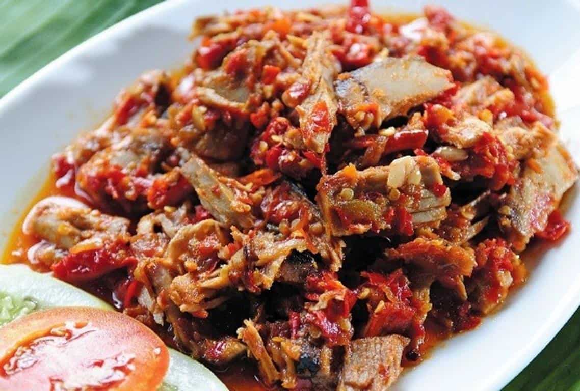 Cakalang Fufu, 1. Sambal Roa, 2. Cakalang Fufu, 3. Dodol Amurang, 4. Halua Kenari, 5. Panada, 6. Kacang Goyang, 7. Klapertaart, 8. Pala Manis, 9. Bentenan, 10. Batik, 11. Kaos, 13. Miniatur Rumah Adat, 14. Anyaman Bambu, 15. Kerajinan Tanah Liat
