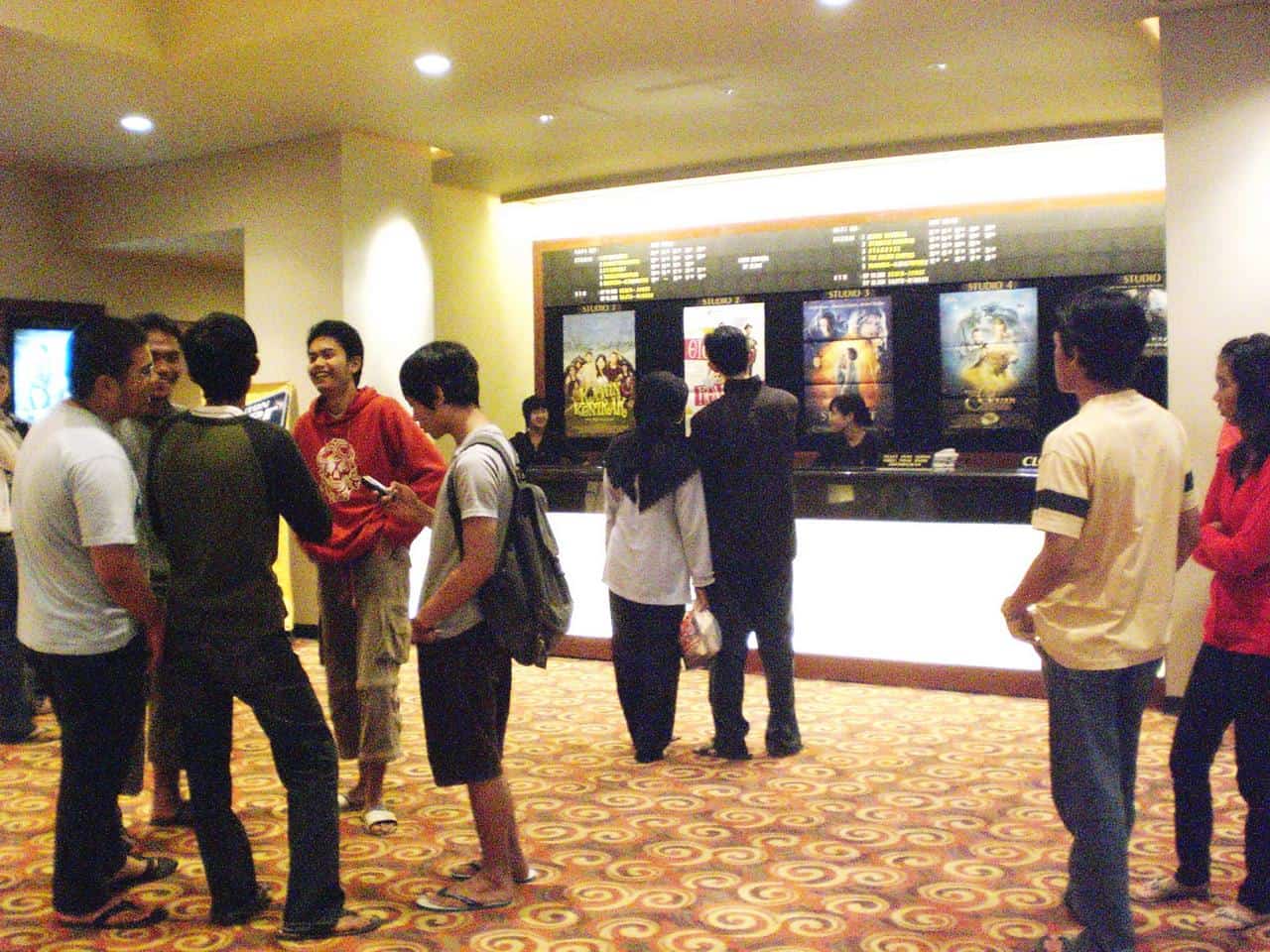 1. CGV 23 Paskal, 2. CGV PVJ, 3. XXI TSM, 4. Festival Citylink XXI, 5. Ciwalk XXI, 6. Empire XXI, 7. CGV Miko, 8. CGV BEC, 9. Cinemaxx, 10. XXI Ubertos, 11. Braga XXI, 12. XXI BTC, 13. CGV Cinemas MIM, 14. CGV Cinemas Kings, 15. XXI Transmart BuBat, 16. Cinema 21 Jatos
