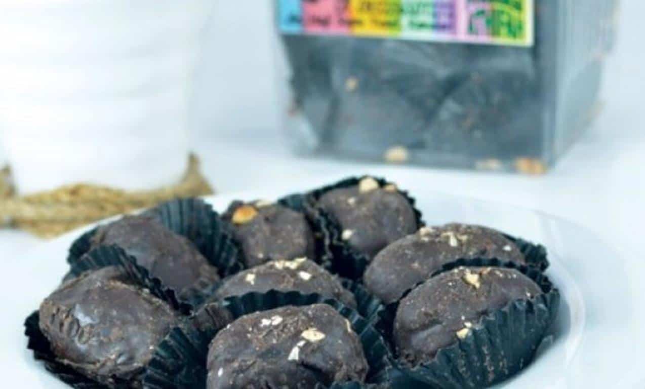 Cokelat Mete, 1. Bolu Kukus Mete, 2. Cokelat Mete, 3. Mete Paket 5 Rasa, 4. Keripik Mete, 5. Mete Goreng, 6. Brownte Kendari, 7. Abon Ikan Marlin, 8. Bagea, 9. Perak, 10. Kain Tenun, 1. Athifah Oleh-oleh Khas Kendari, 2. Mete Mubaraq, 3. Brownte Kendari