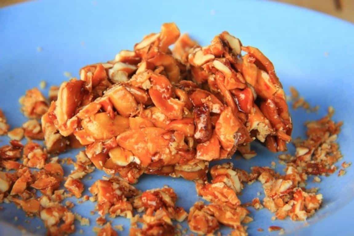 Halua Kenari, 1. Sambal Roa, 2. Cakalang Fufu, 3. Dodol Amurang, 4. Halua Kenari, 5. Panada, 6. Kacang Goyang, 7. Klapertaart, 8. Pala Manis, 9. Bentenan, 10. Batik, 11. Kaos, 13. Miniatur Rumah Adat, 14. Anyaman Bambu, 15. Kerajinan Tanah Liat