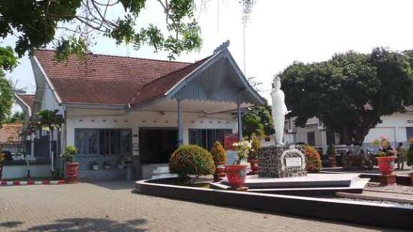 Istana Gebang Blitar, 1. Makam Bung Karno, 2. Alun-Alun Kota Blitar, 3. Sumber Udel Waterpark, 4. Istana Gebang Blitar, 5. Agrowisata Belimbing Karangsari, 6. Taman Kebon Rojo, 7. Kampung Afrika, 8. Museum Ir. Soekarno, 9. Monumen Peta, 10. Masjid Agung Kota Blitar