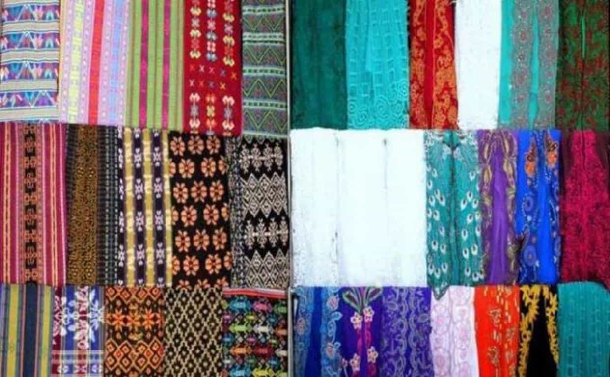 Kain Tenun, 1. Bolu Kukus Mete, 2. Cokelat Mete, 3. Mete Paket 5 Rasa, 4. Keripik Mete, 5. Mete Goreng, 6. Brownte Kendari, 7. Abon Ikan Marlin, 8. Bagea, 9. Perak, 10. Kain Tenun, 1. Athifah Oleh-oleh Khas Kendari, 2. Mete Mubaraq, 3. Brownte Kendari