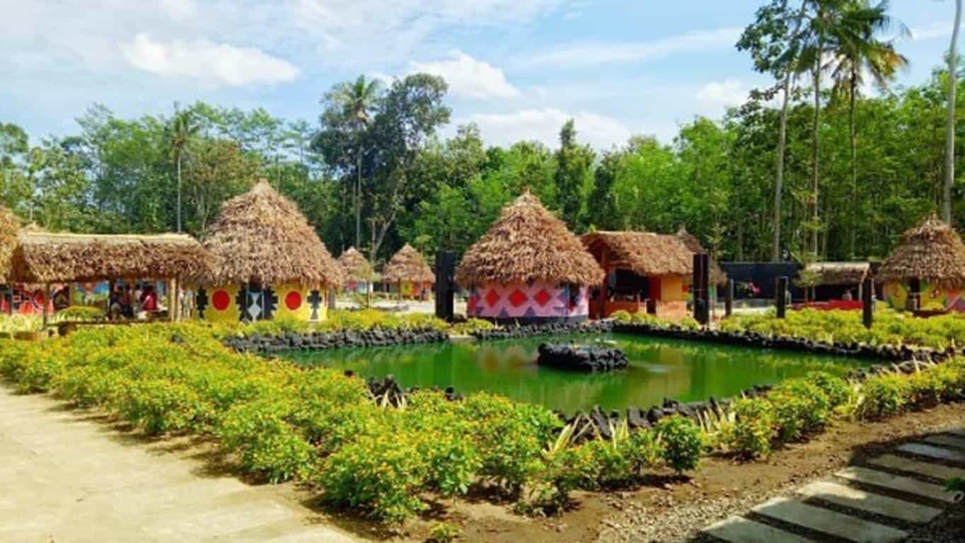 Kampung Afrika, 1. Makam Bung Karno, 2. Alun-Alun Kota Blitar, 3. Sumber Udel Waterpark, 4. Istana Gebang Blitar, 5. Agrowisata Belimbing Karangsari, 6. Taman Kebon Rojo, 7. Kampung Afrika, 8. Museum Ir. Soekarno, 9. Monumen Peta, 10. Masjid Agung Kota Blitar