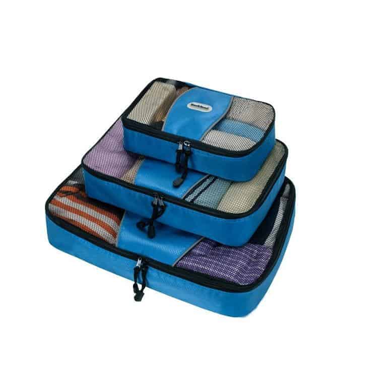 Packing Cube, 1. Make Up Palette, 2. Botol Perjalanan Anti Bocor (Ukuran travel size), 3. Adaptor Universal, 4. Bantal Perjalanan yang Bisa Ditiup, 5. Tas Perlengkapan Mandi yang Digantung, 6. Ransel Fungsional, 7. Dompet Pelindung Paspor, 8. Powerbank, 9. Packing Cube, 10. Syal dan Selimut, 11. Obat-obatan, 12. Pembalut