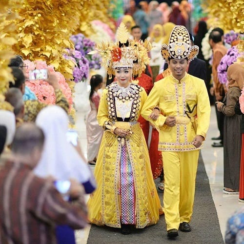 Pakaian Adat Gorontalo, 1. Pakaian Adat Bolaang Mangondow, 2. Pakaian Adat Tonaas Wangko dan Walian Wangko, 3. Pakaian Adat Sangihe Talaud, 4. Pakaian Adat Minahasa, 5. Pakaian Adat Simpal, 6. Pakaian Adat Kohongian, 7. Pakaian Adat Gorontalo