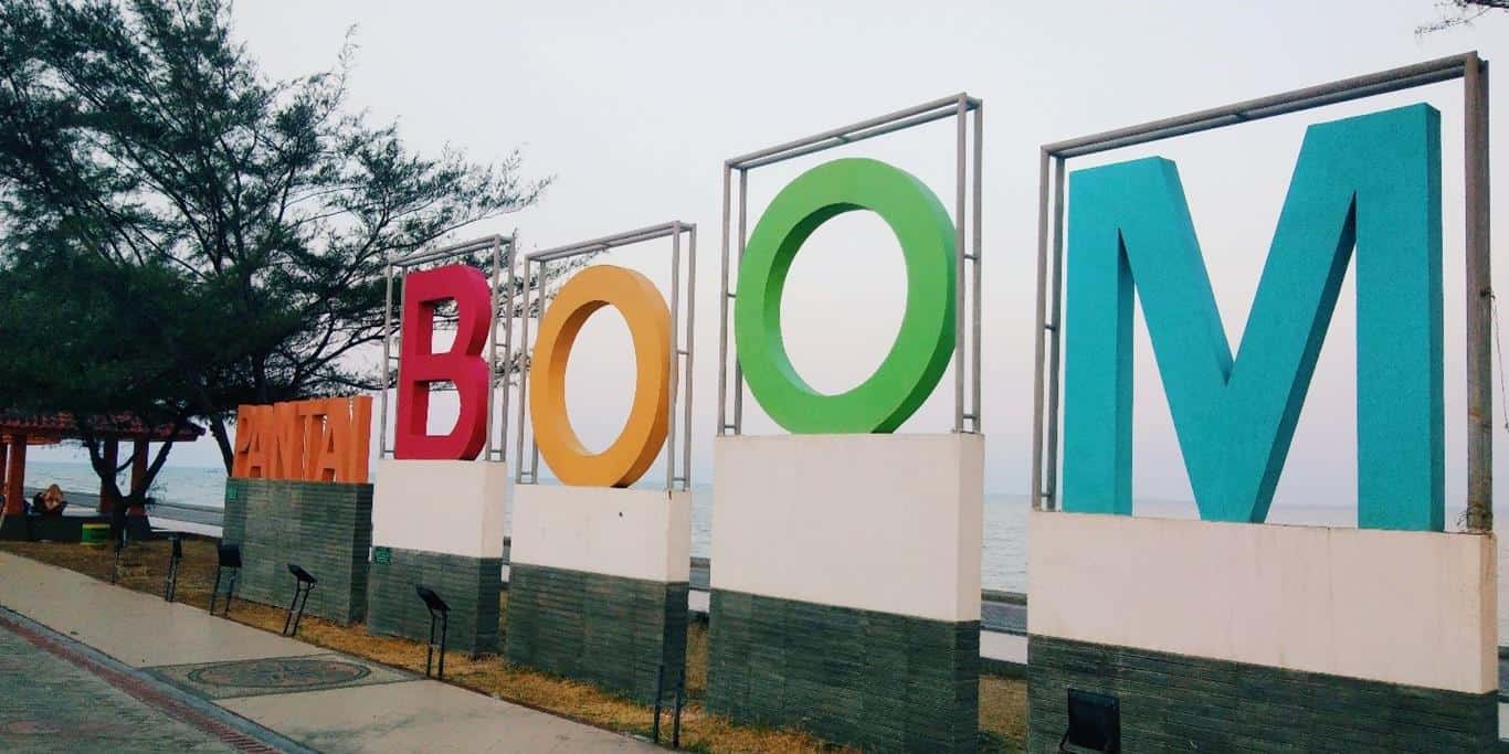 Pantai Boom, 1. Pantai Boom, 2. Pantai Remen, 3. Pantai Kelapa Panyuran, 4. Pantai Sowan, 5. Pantai Cemara, 6. Pantai Surindah, 7. Pantai Rahasia, 8. Pantai Awar-Awar, 9. Pantai Perbatasan