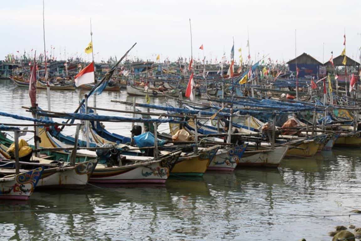 Pantai Perbatasan, 1. Pantai Boom, 2. Pantai Remen, 3. Pantai Kelapa Panyuran, 4. Pantai Sowan, 5. Pantai Cemara, 6. Pantai Surindah, 7. Pantai Rahasia, 8. Pantai Awar-Awar, 9. Pantai Perbatasan