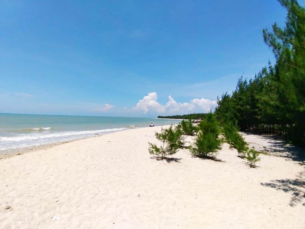 Pantai Remen, 1. Pantai Boom, 2. Pantai Remen, 3. Pantai Kelapa Panyuran, 4. Pantai Sowan, 5. Pantai Cemara, 6. Pantai Surindah, 7. Pantai Rahasia, 8. Pantai Awar-Awar, 9. Pantai Perbatasan