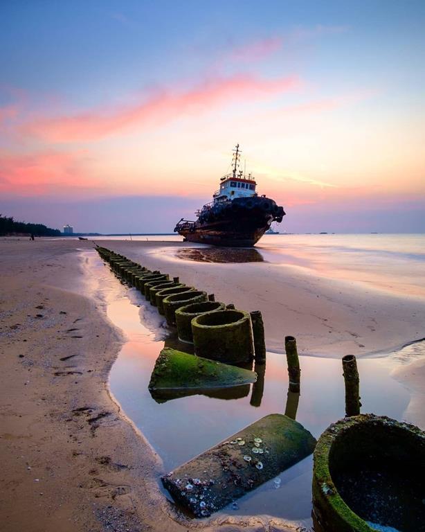 Pantai Surindah, 1. Pantai Boom, 2. Pantai Remen, 3. Pantai Kelapa Panyuran, 4. Pantai Sowan, 5. Pantai Cemara, 6. Pantai Surindah, 7. Pantai Rahasia, 8. Pantai Awar-Awar, 9. Pantai Perbatasan