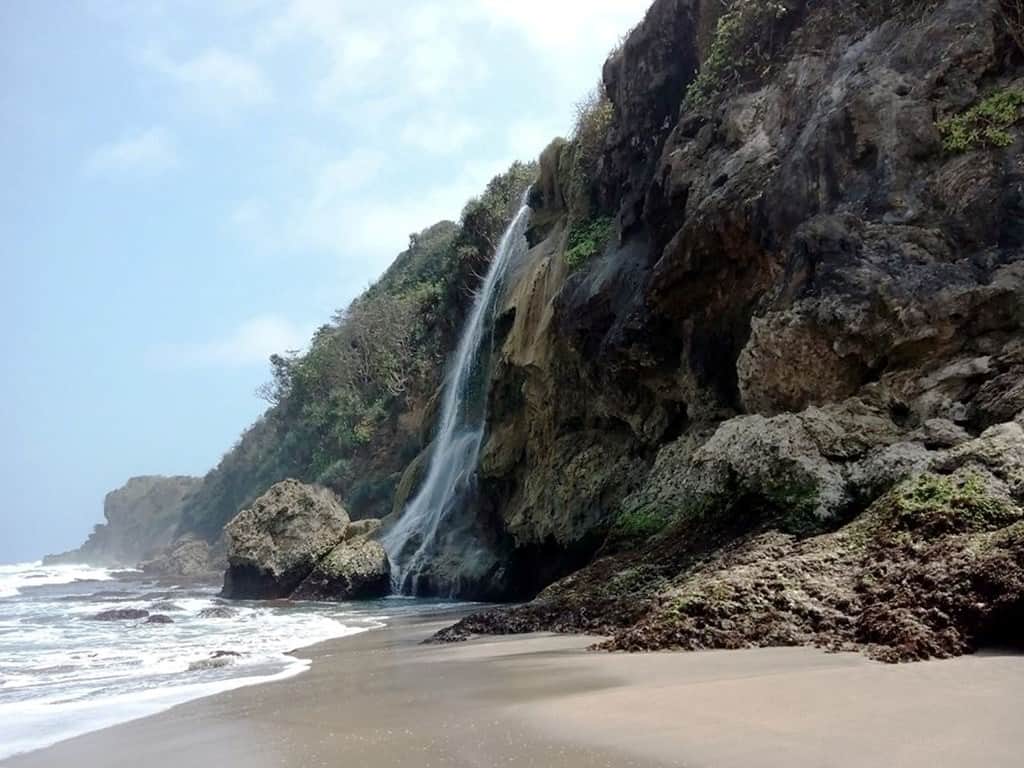 Pantai Umbul Waru, 1. Pantai Tambakrejo, 2. Pantai Serang, 3. Pantai Gondo Mayit, 4. Pantai Umbul Waru, 5. Pantai Serit, 6. Pantai Banteng Mati, 7. Pantai Keben, 8. Pantai Peh Pulo, 9. Pantai Pudak, 10. Pantai Pasur