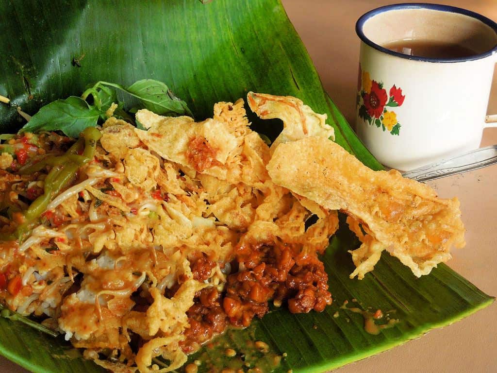 Pecel Khas Blitar, 1. Nasi Ampok, 2. Tahu Bumbu Lawu, 3. Pecel Khas Blitar, 4. Wajik Kletik, 5. Uceng Goreng, 6. Es Drop, 7. Soto Daging Khas Blitar, 8. Es Pleret, 10. Rujak Cingur